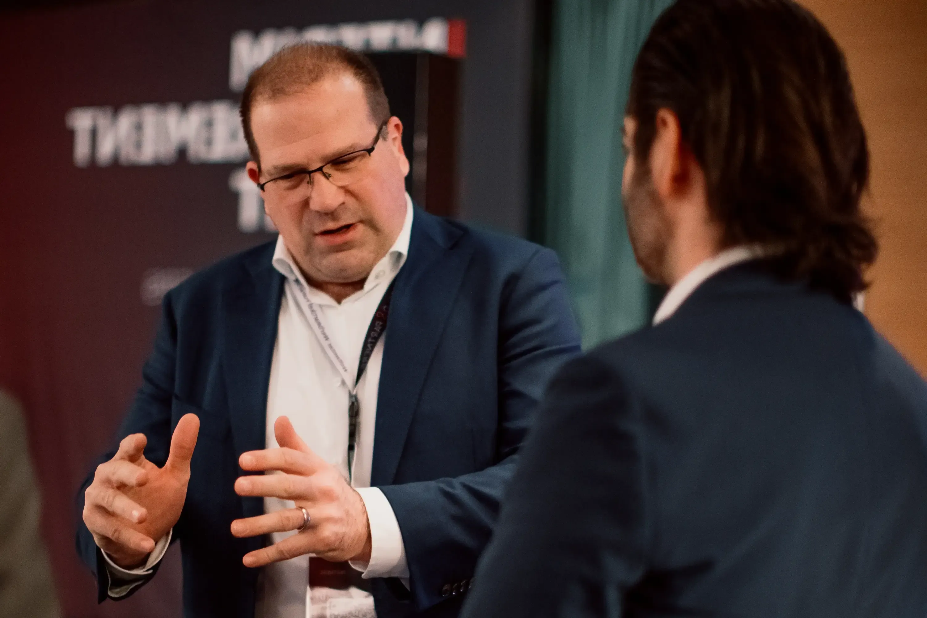 Tim erklärt einen komplexen Zusammenhang